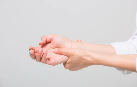 목 디스크와 헷갈릴 수 있는 흉곽출구증후군! 목, 어깨, 팔, 손이 저릴 때 한 번쯤은 의심해 볼 수 있습니다.(군산 명작한의원)