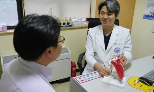 팔꿈치 바깥쪽이 아플 때는? 테니스 엘보, 외측 상과염의 한의원 치료 (군산 명작한의원)
