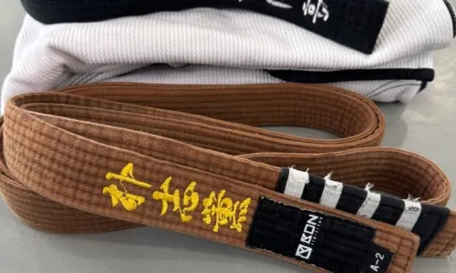 관절 잘뽑고 잘맞추는 블랙벨트❎한의사